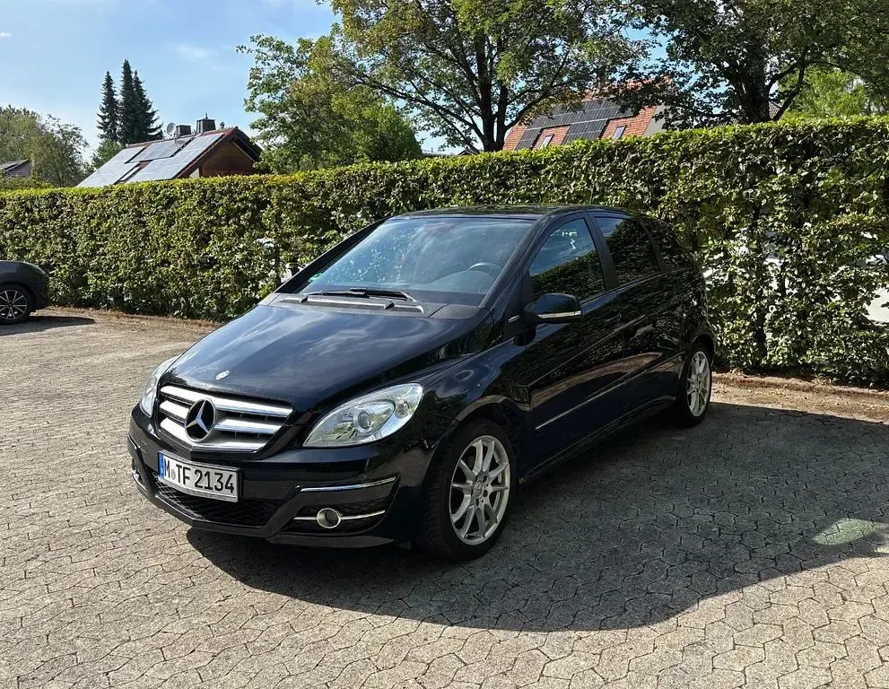 Gebraucht Mercedes B180 116 PS (85 kW) 2011 Schwarz Kleinwagen