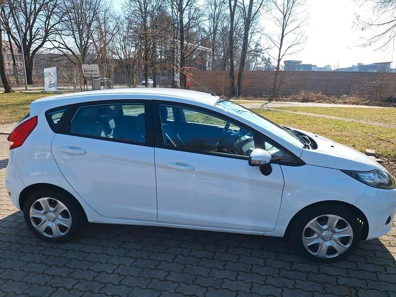 Gebraucht Ford Fiesta 60 PS (44 kW) 2010 Weiß Kleinwagen