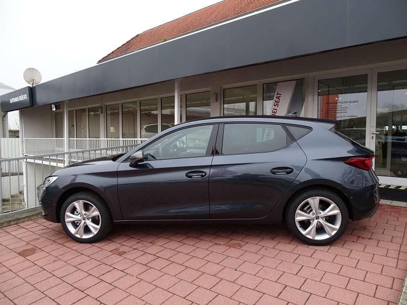Gebraucht Seat Leon FR 150 PS (110 kW) 2024 Magnetic grau (metallic) Limousine
