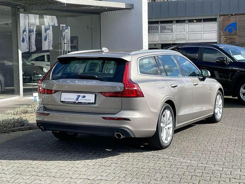 Gebraucht Volvo V60 197 PS (144 kW) 2020 Pebble grey Kombi