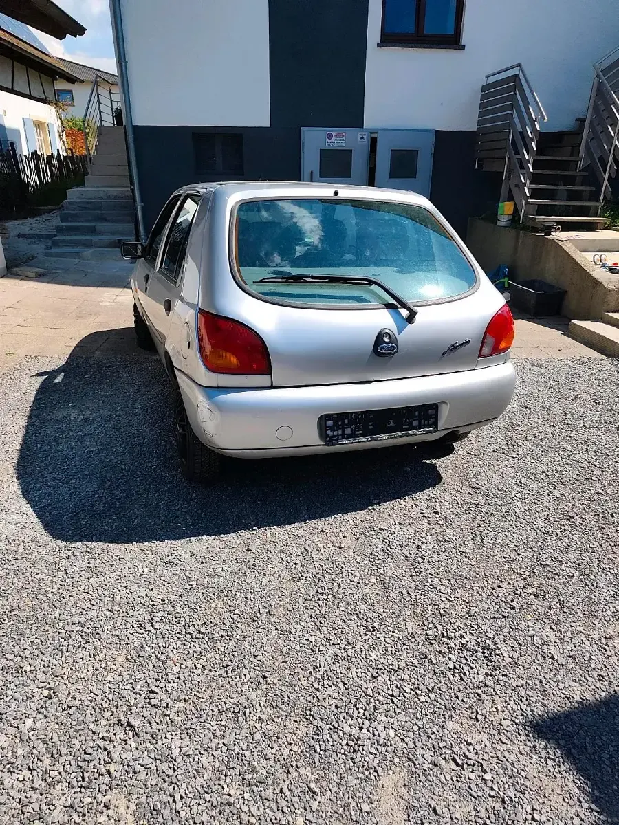 Używany Ford Fiesta Style 75 KM (55 kW) 1999 Srebrny Hatchback