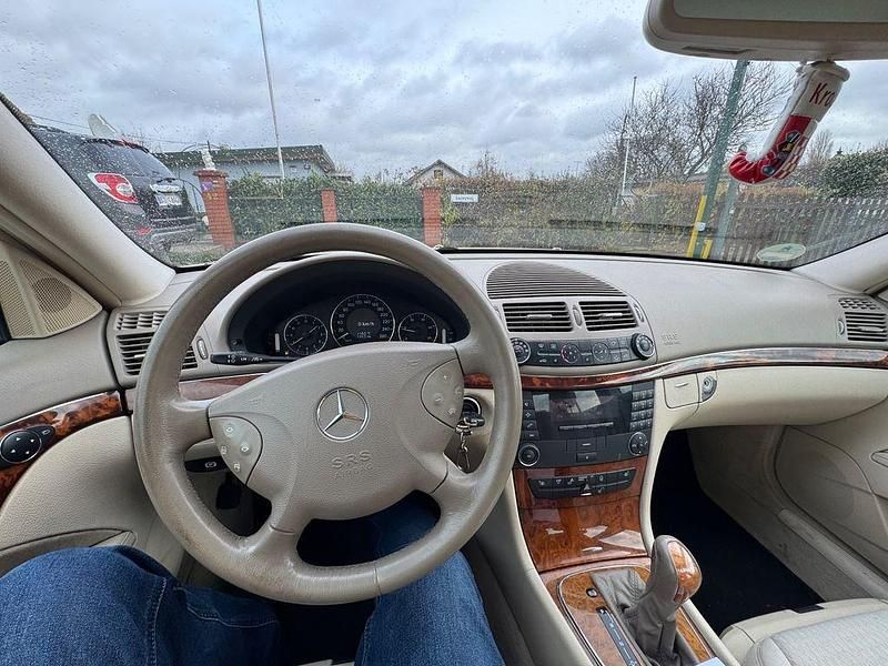 Gebraucht Mercedes E220 Elegance 150 PS (110 kW) 2002 Beige Limousine