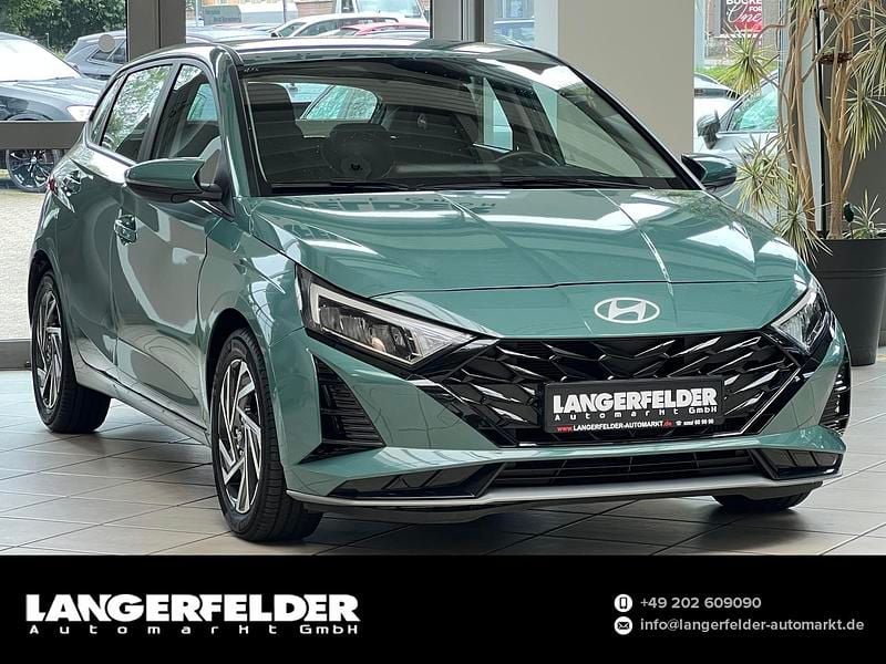 Mangrove green / mic mangrove green / mic Gebraucht 2024 Hyundai i20 Trend Kleinwagen | 17.690 € (Fairer Preis) - Bild 1/4