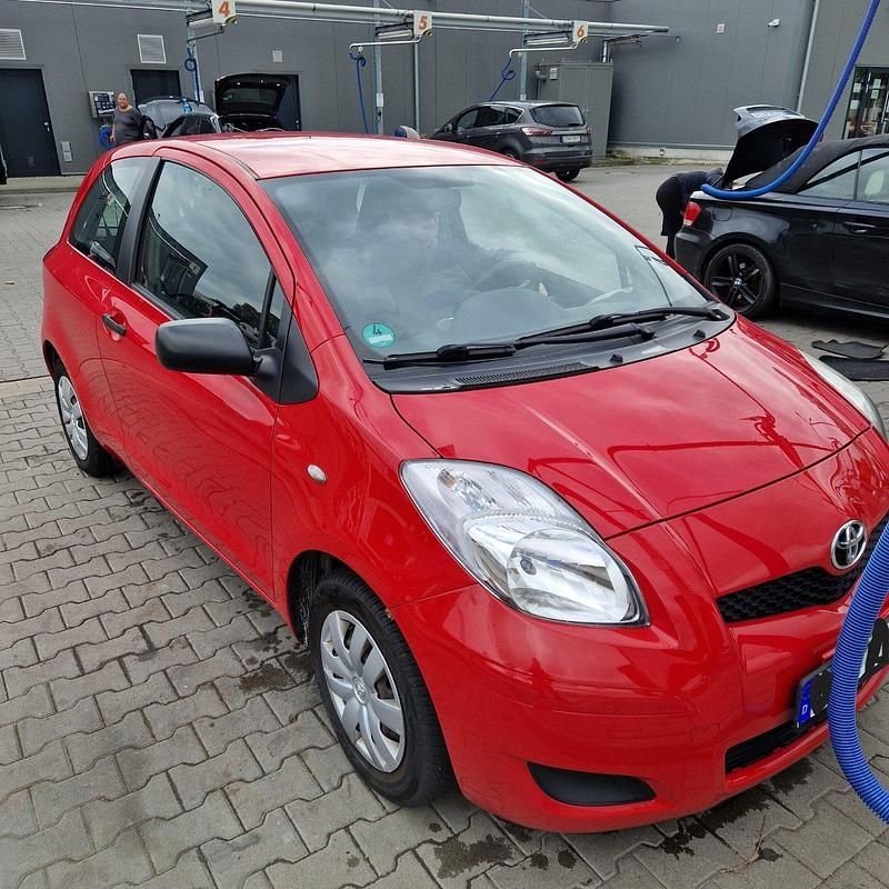 Rot Gebraucht 2009 Toyota Yaris Kleinwagen | 2.700 € (Guter Preis) - Bild 1/2