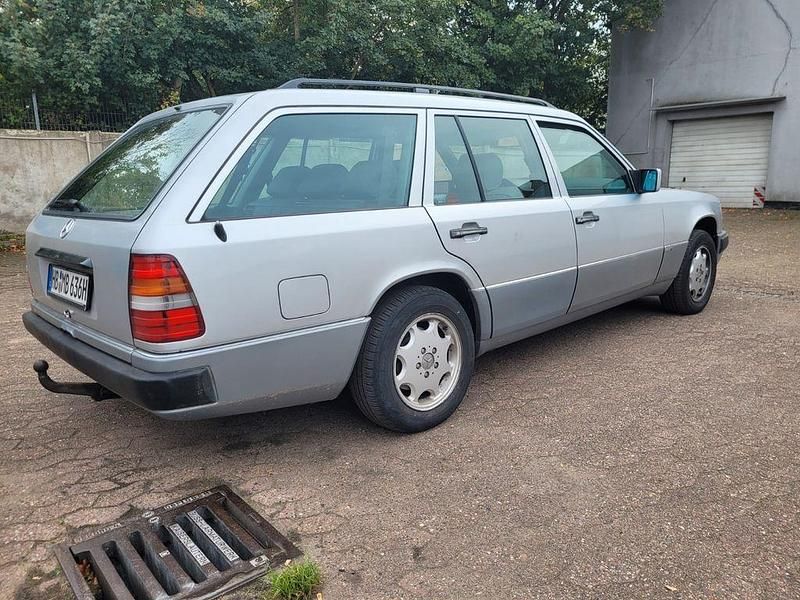 Gebraucht Mercedes 200 101 PS (74 kW) 1992 Grau Limousine