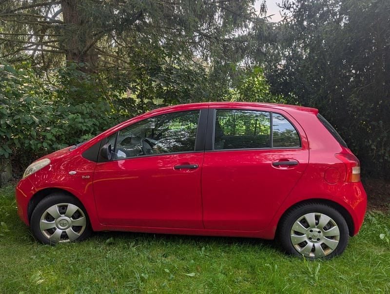 Rot Gebraucht 2007 Toyota Yaris Travel Kombi | 2.300 € (Guter Preis) - Bild 1/4