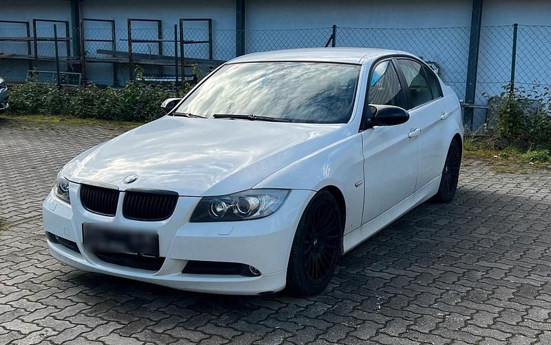 Weiß Gebraucht 2008 BMW 318 Limousine | 2.300 € (Superpreis) - Bild 1/4