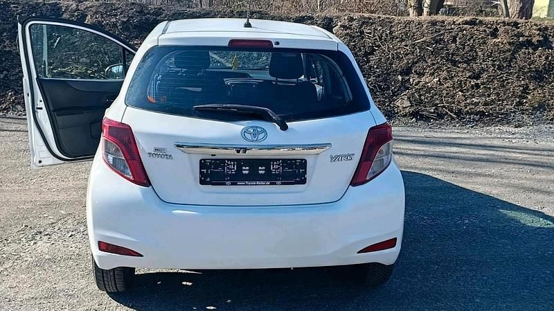 Gebraucht Toyota Yaris 69 PS (50 kW) 2012 Weiß Kleinwagen