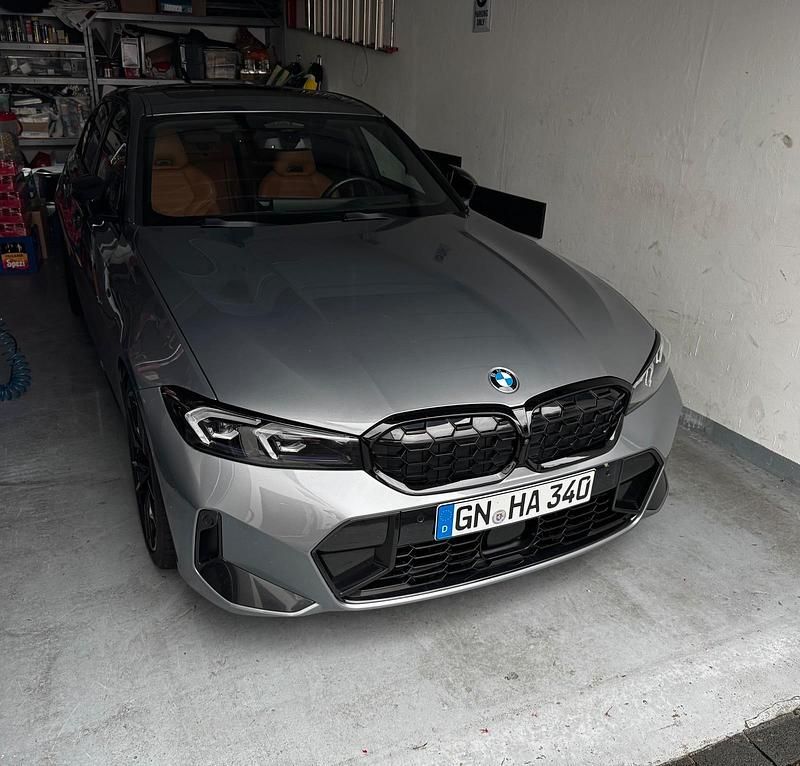 Grau Gebraucht 2024 BMW M340 Comfort Edition Limousine | 54.750 € (Superpreis) - Bild 1/4