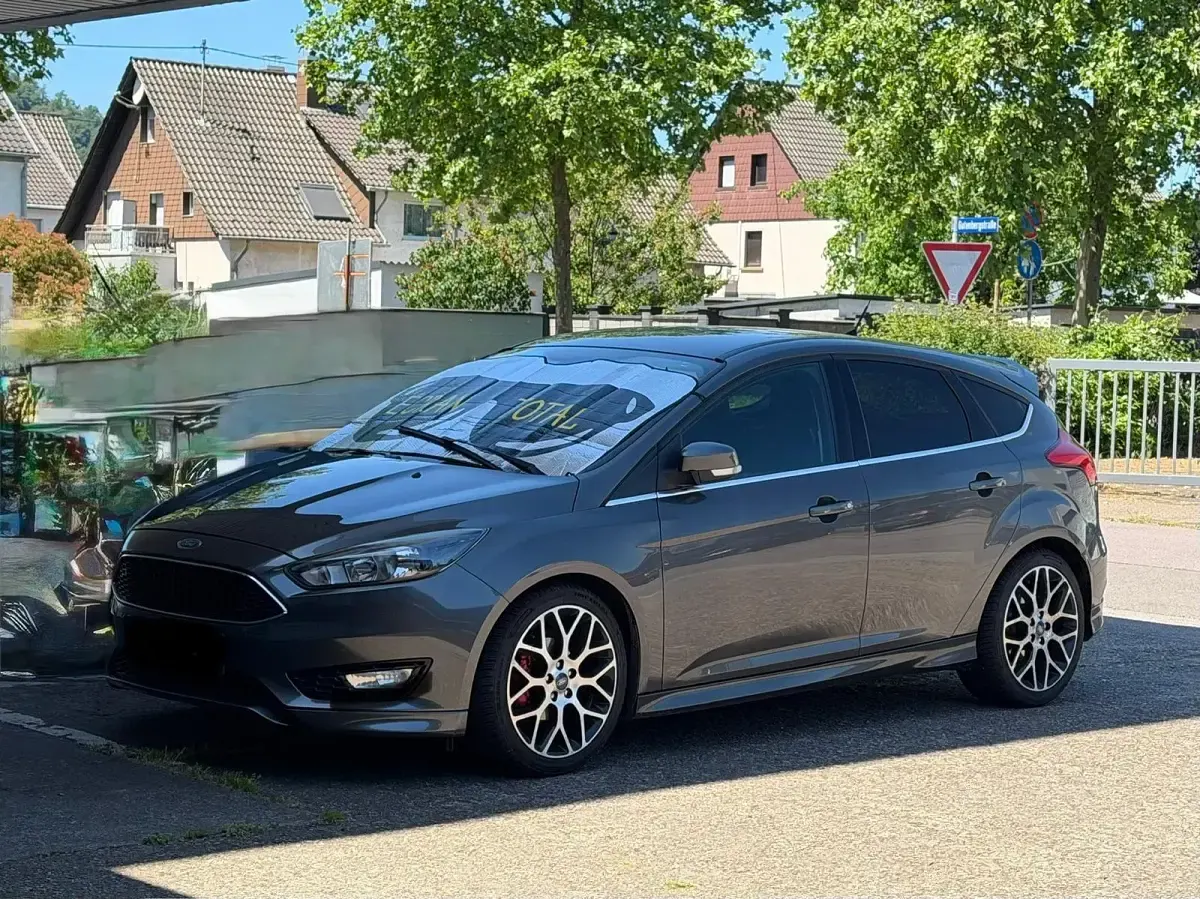 Gebraucht Ford Focus 125 PS (91 kW) 2016 Grau Kombi