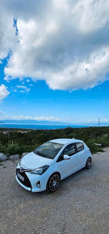 Weiß Gebraucht 2017 Toyota Yaris Hybrid Kleinwagen | 10.999 € - Bild 1/4