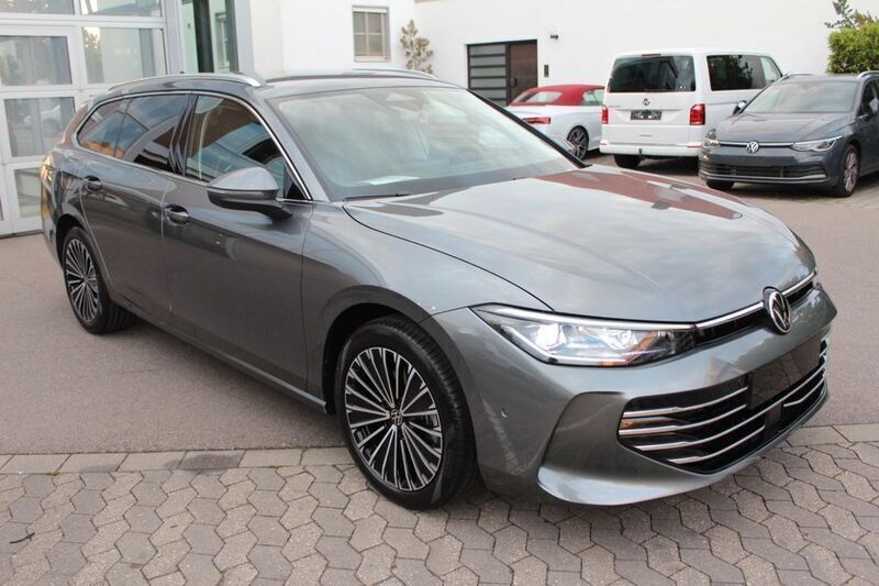 Grau Neu 2025 VW Passat Elegance Kombi | 45.990 € (Fairer Preis) - Bild 1/4