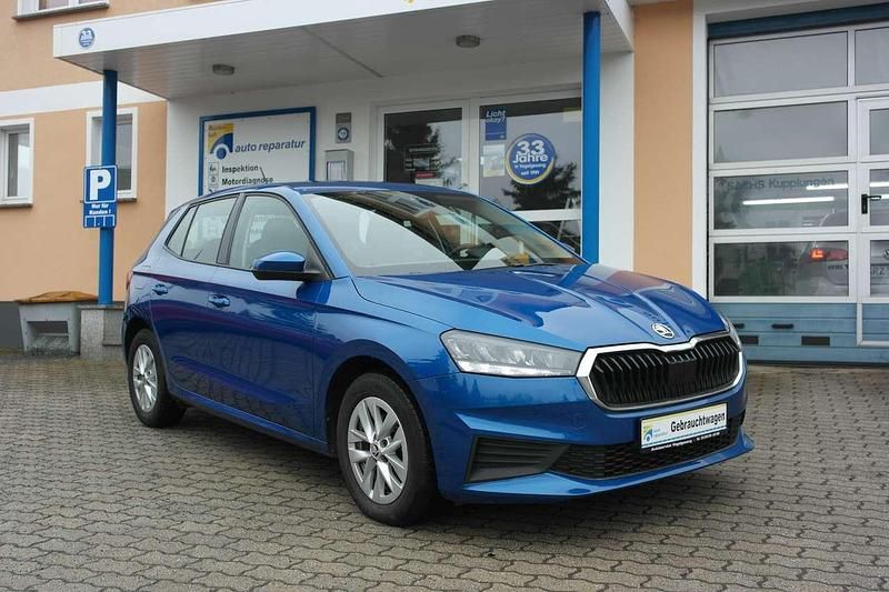 Raceblau metallic Gebraucht 2022 Skoda Fabia Ambition Kleinwagen | 16.590 € (Fairer Preis) - Bild 1/4