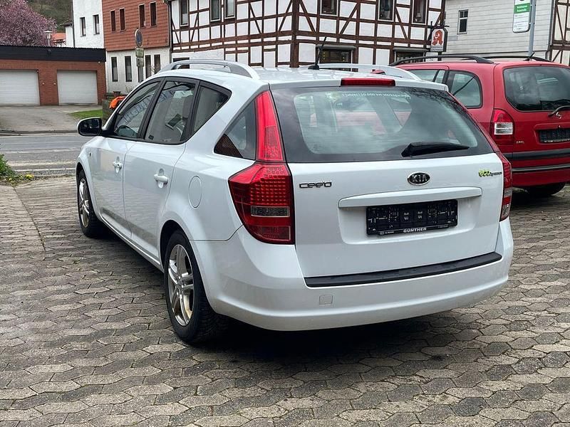 Gebraucht Kia Ceed 90 PS (66 kW) 2011 Weiß Kleinwagen