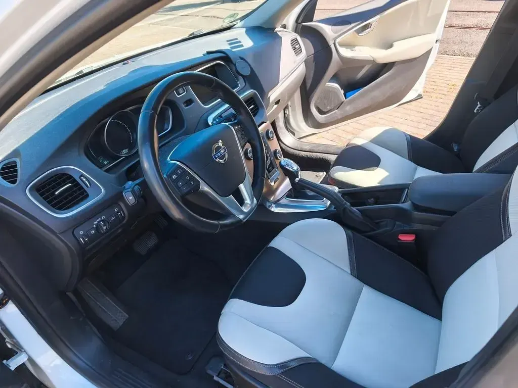 Gebraucht Volvo V40 CC Momentum 150 PS (110 kW) 2013 Weiß Kombi