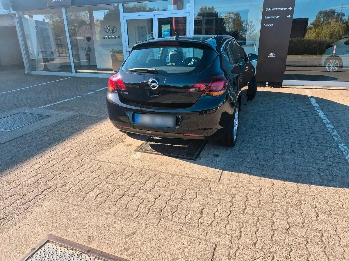 Gebraucht Opel Astra 116 PS (85 kW) 2010 Schwarz Kleinwagen