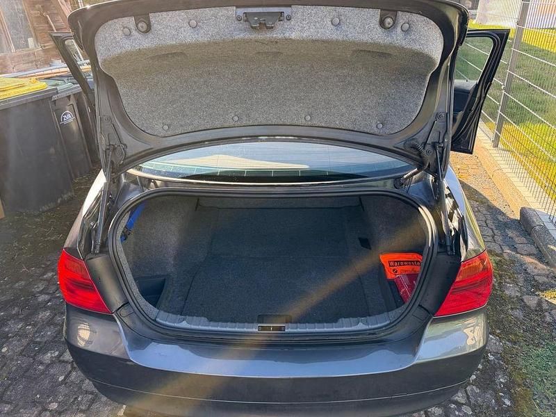 Gebraucht BMW 318 129 PS (94 kW) 2006 Grau Limousine