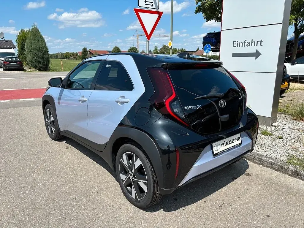 Neu Toyota Aygo X 116 PS (85 kW) 2026 Silber SUV