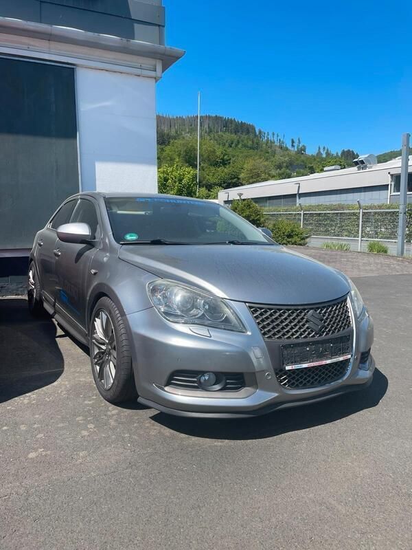 Grau Gebraucht 2011 Suzuki Kizashi Limousine | 9.900 € (Fairer Preis) - Bild 1/4