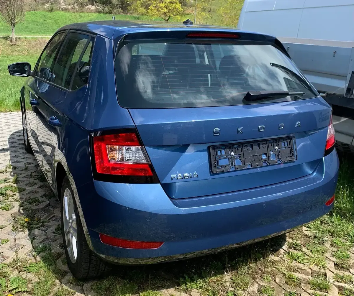 Gebraucht Skoda Fabia Ambition 95 PS (69 kW) 2021 Titanblaumetallic Kleinwagen