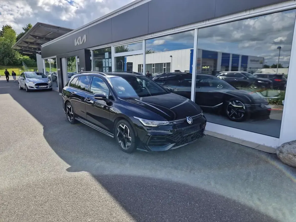 Gebraucht VW Golf VIII R-line 150 PS (110 kW) 2025 Schwarz Kombi