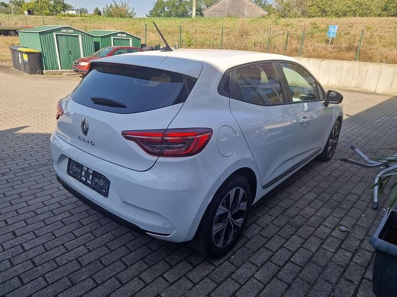 Gebraucht Renault Clio V SE 67 PS (49 kW) 2023 Weiß Limousine
