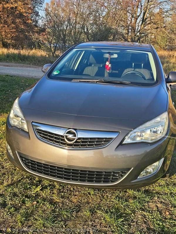 Gebraucht Opel Astra Design Edition 87 PS (63 kW) 2011 Grau Limousine