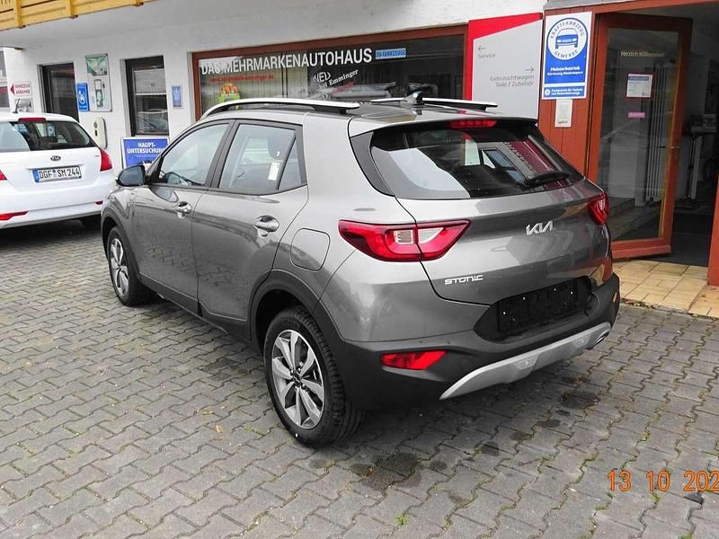 Neu Kia Stonic Vision 79 PS (58 kW) 2025 Astro grau SUV