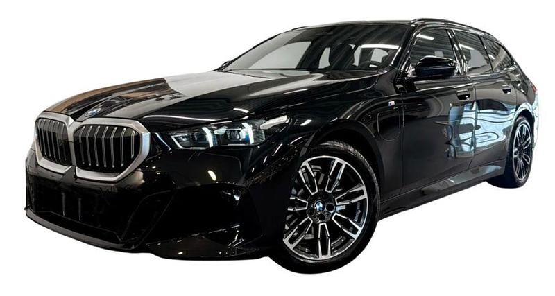 Schwarz Gebraucht 2025 BMW 530e M Sport Kombi | 59.488 € (Superpreis) - Bild 1/4