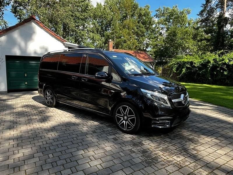 Schwarz Gebraucht 2017 Mercedes V250 Exclusive Van / Kleinbus | 43.299 € (Fairer Preis) - Bild 1/4