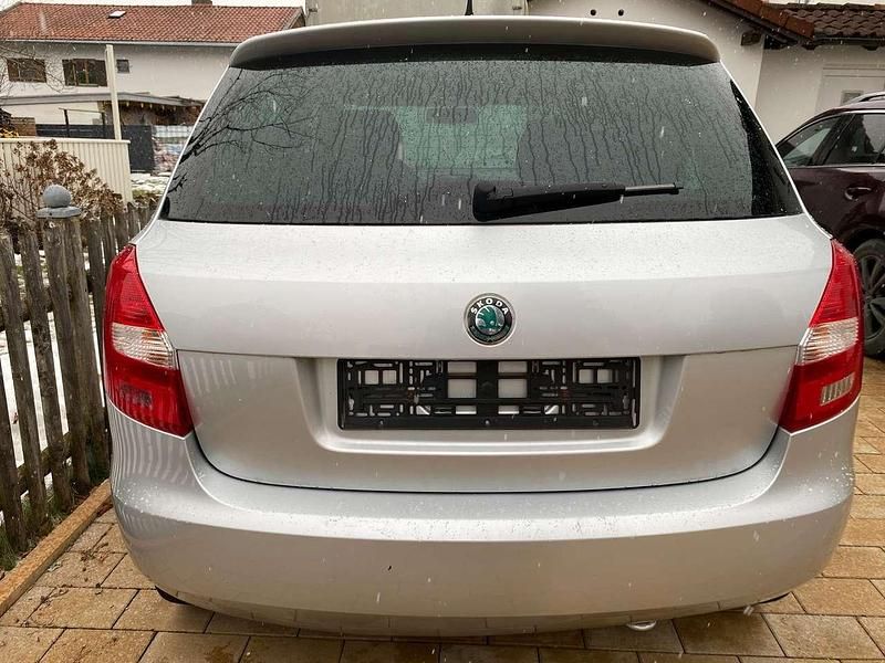 Gebraucht Skoda Fabia Ambiente 86 PS (63 kW) 2011 Silber Limousine