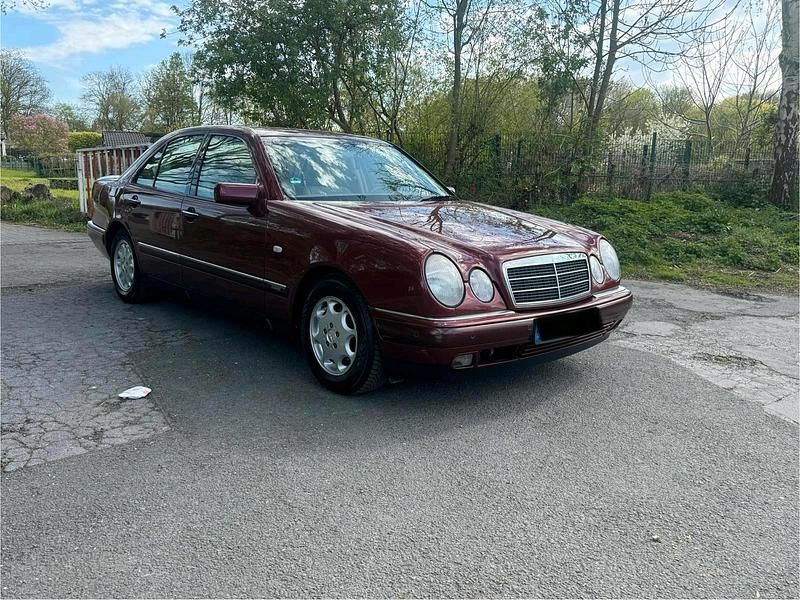 Second-hand Mercedes E240 167 CP (122 kW) 1998 Roșu Berlinǎ