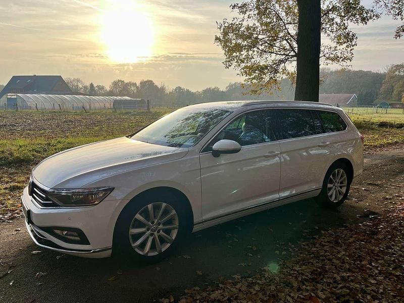 Weiß Gebraucht 2019 VW Passat Elegance Kombi | 27.850 € - Bild 1/4