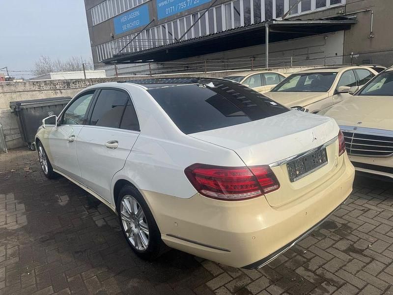Usado Mercedes E200 136 CV (100 kW) 2015 Blanco Berlina