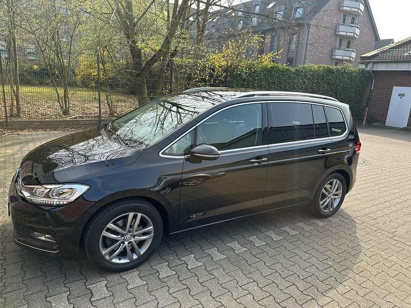 Schwarz Gebraucht 2016 VW Touran Highline Van / Kleinbus | 12.300 € (Etwas zu teuer) - Bild 1/4
