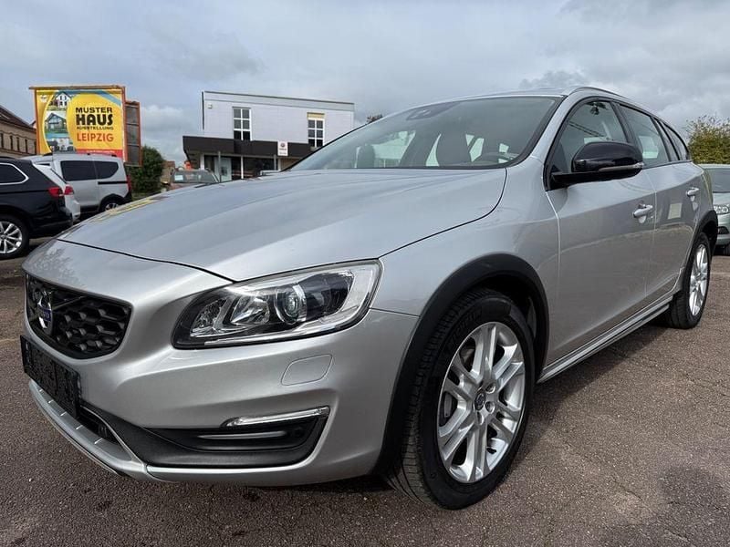 Silber Gebraucht 2016 Volvo V60 CC Summum Kombi | 16.999 € (Fairer Preis) - Bild 1/4
