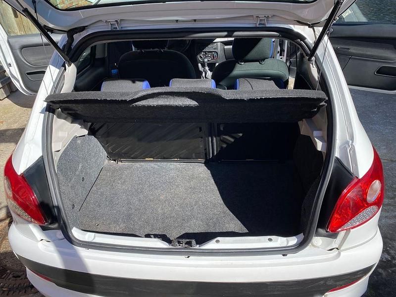 Gebraucht Peugeot 206+ 73 PS (53 kW) 2013 Weiß Kleinwagen