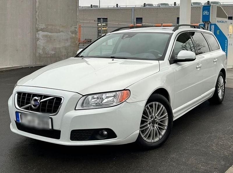 Weiß Gebraucht 2011 Volvo V70 Summum Kombi | 6.400 € (Guter Preis) - Bild 1/4