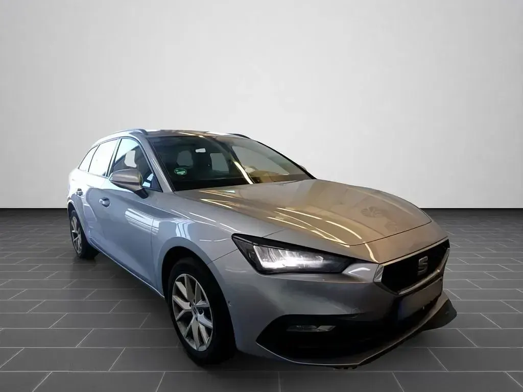 Gebraucht Seat Leon Style 150 PS (110 kW) 2024 Urban silber metallic (metallic) Limousine