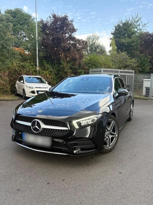 Schwarz Gebraucht 2020 Mercedes A200 AMG line Limousine | 27.000 € (Etwas zu teuer) - Bild 1/4