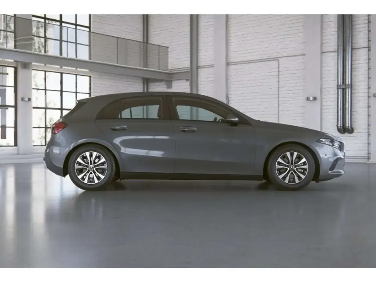 Gebraucht Mercedes A180 116 PS (85 kW) 2022 Mountaingrau Limousine