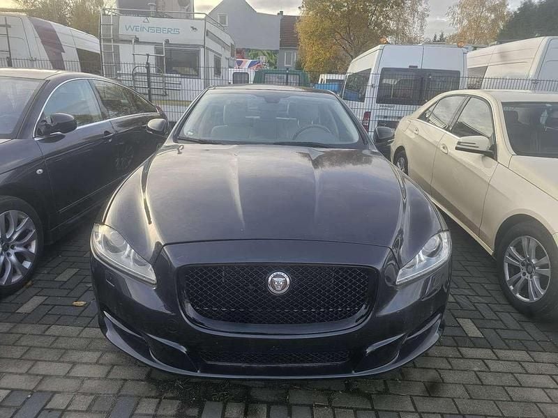 Grau Gebraucht 2012 Jaguar XJ Portfolio Limousine | 10.900 € - Bild 1/4