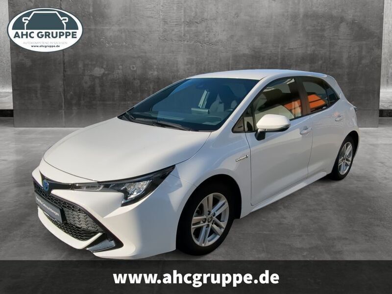 Weiss Gebraucht 2022 Toyota Corolla Hybrid Comfort Limousine | 18.990 € (Superpreis) - Bild 1/4