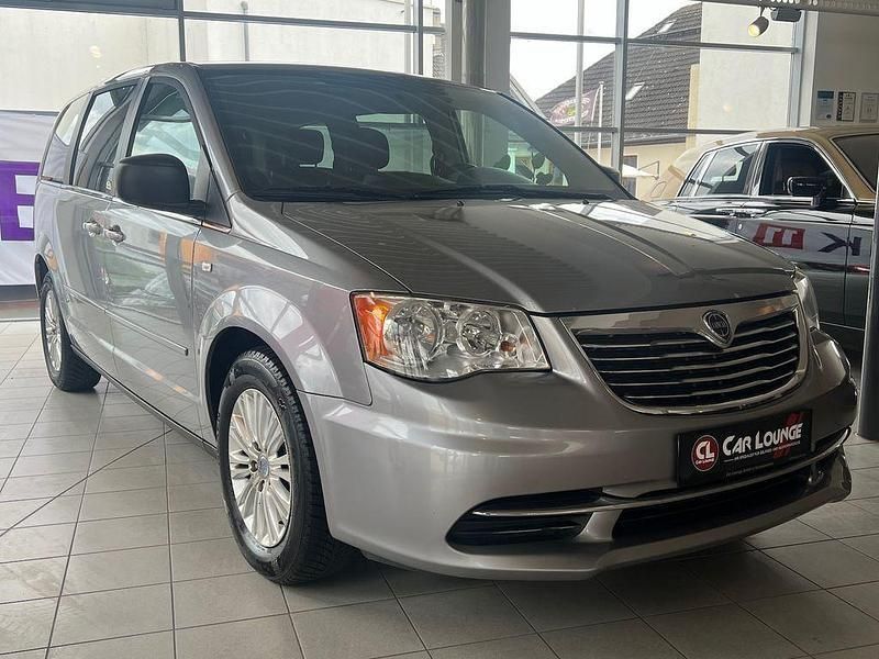 Grau Gebraucht 2014 Lancia Voyager Van / Kleinbus | 7.999 € (Fairer Preis) - Bild 1/4