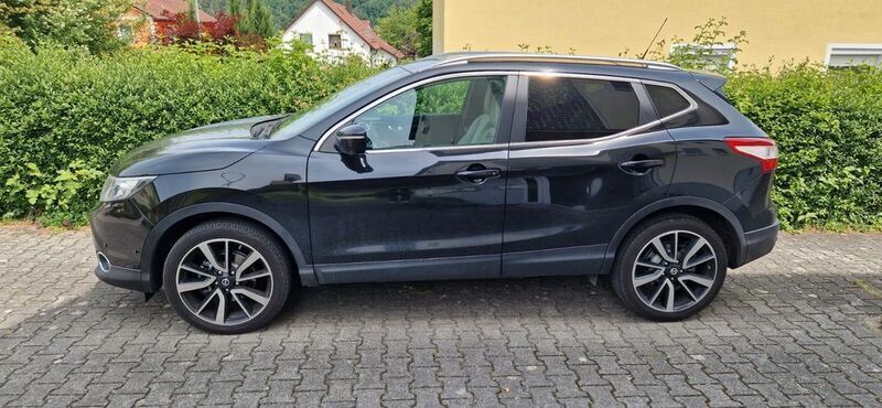 Schwarz Gebraucht 2014 Nissan Qashqai Tekna SUV | 9.000 € (Fairer Preis) - Bild 1/4