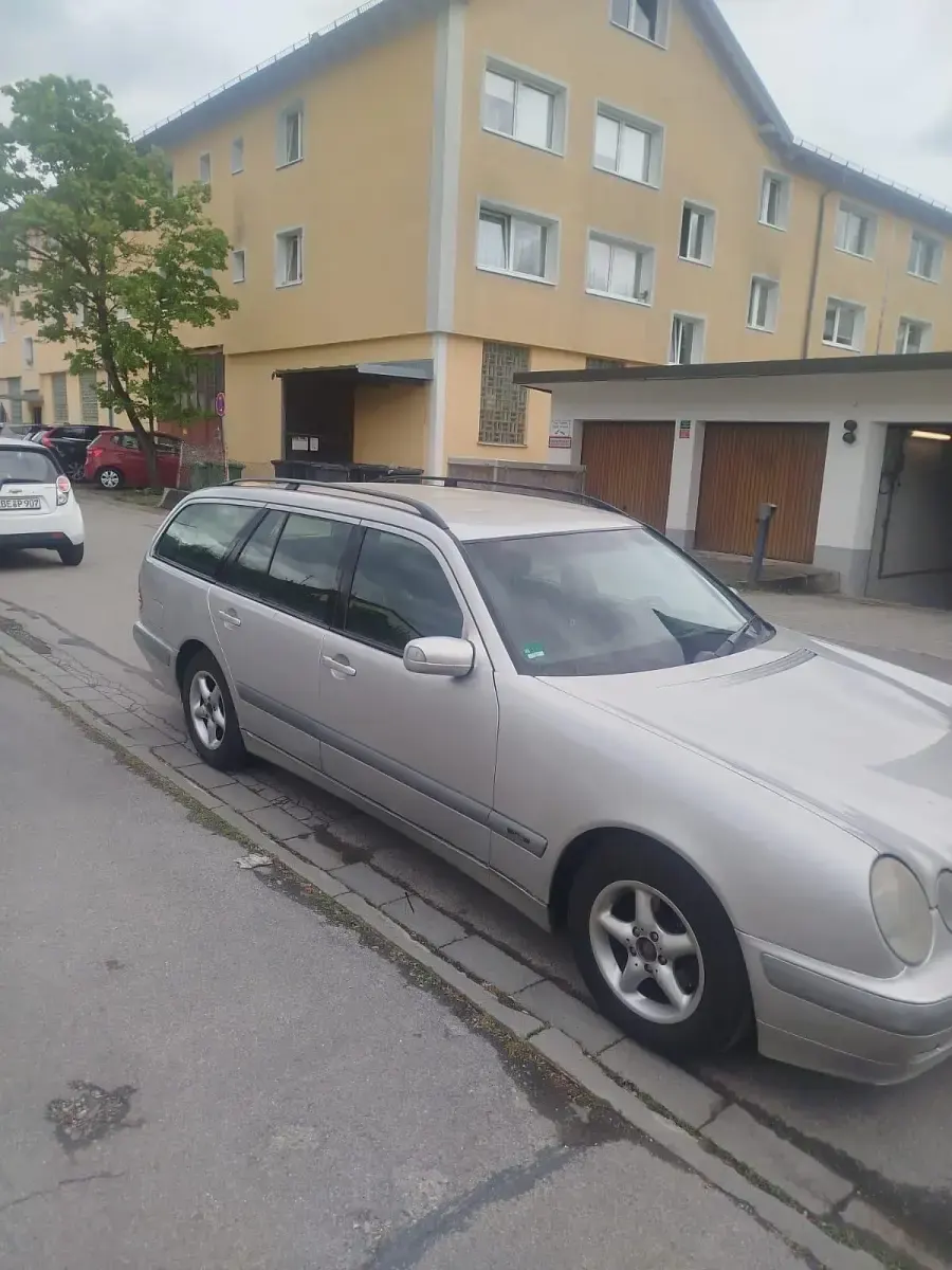 Używany Mercedes E220 143 KM (105 kW) 2002 Szary Kombi