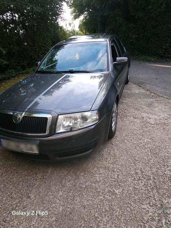Grau Gebraucht 2005 Skoda Superb Limousine | 2.750 € (Fairer Preis) - Bild 1/4