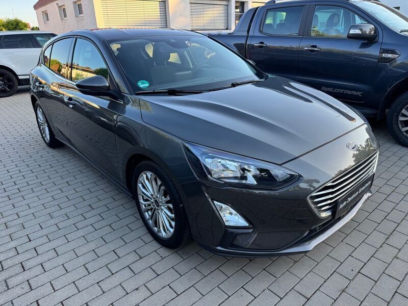 Grau Gebraucht 2020 Ford Focus Titanium Limousine | 12.600 € (Fairer Preis) - Bild 1/4