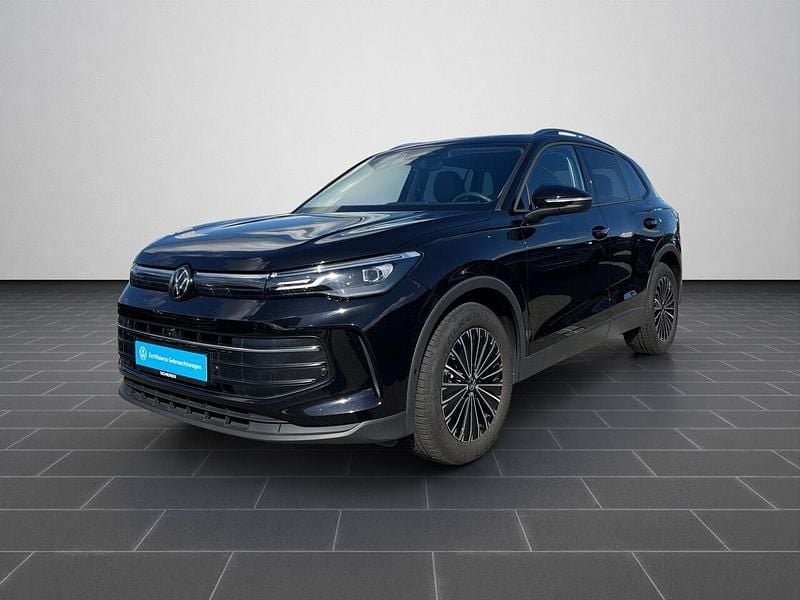 Deep black perleffekt (metallic) Gebraucht 2025 VW Tiguan SUV | 33.980 € (Superpreis) - Bild 1/4