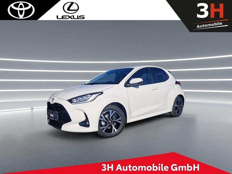 Weiß Neu 2025 Toyota Yaris Hybrid Comfort Limousine | 26.990 € (Fairer Preis) - Bild 1/4